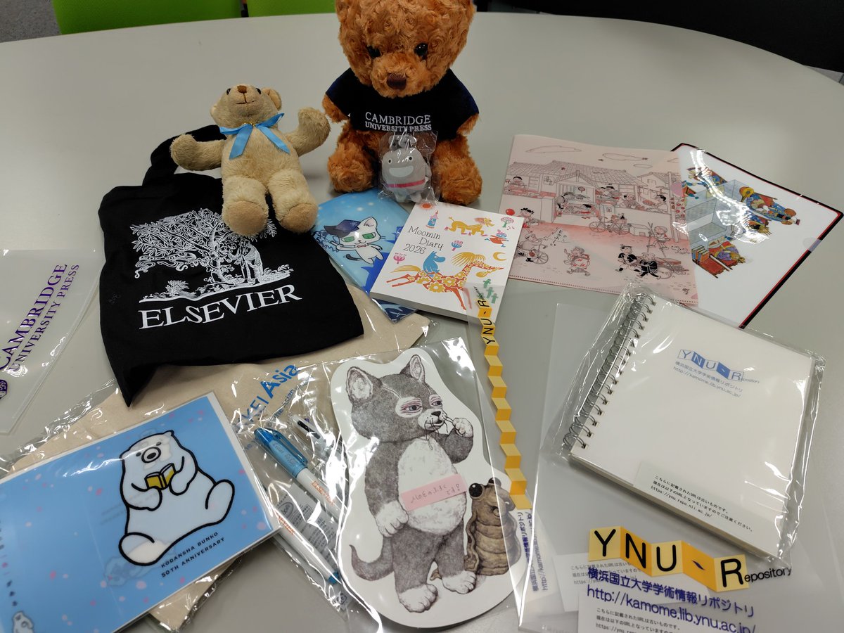 ynu_lib's tweet photo. 洋書POP大賞は、応募者全員がもらえる参加賞もあります！
YNUオリジナルクリアファイルやリングノートのほか、雑誌のオマケのクリアファイル、出版社のグッズのぬいぐるみやペン、エコバッグなどお好きなものからどれでも1点🎁
ぜひご応募ください https://t.co/RcMr5Theht