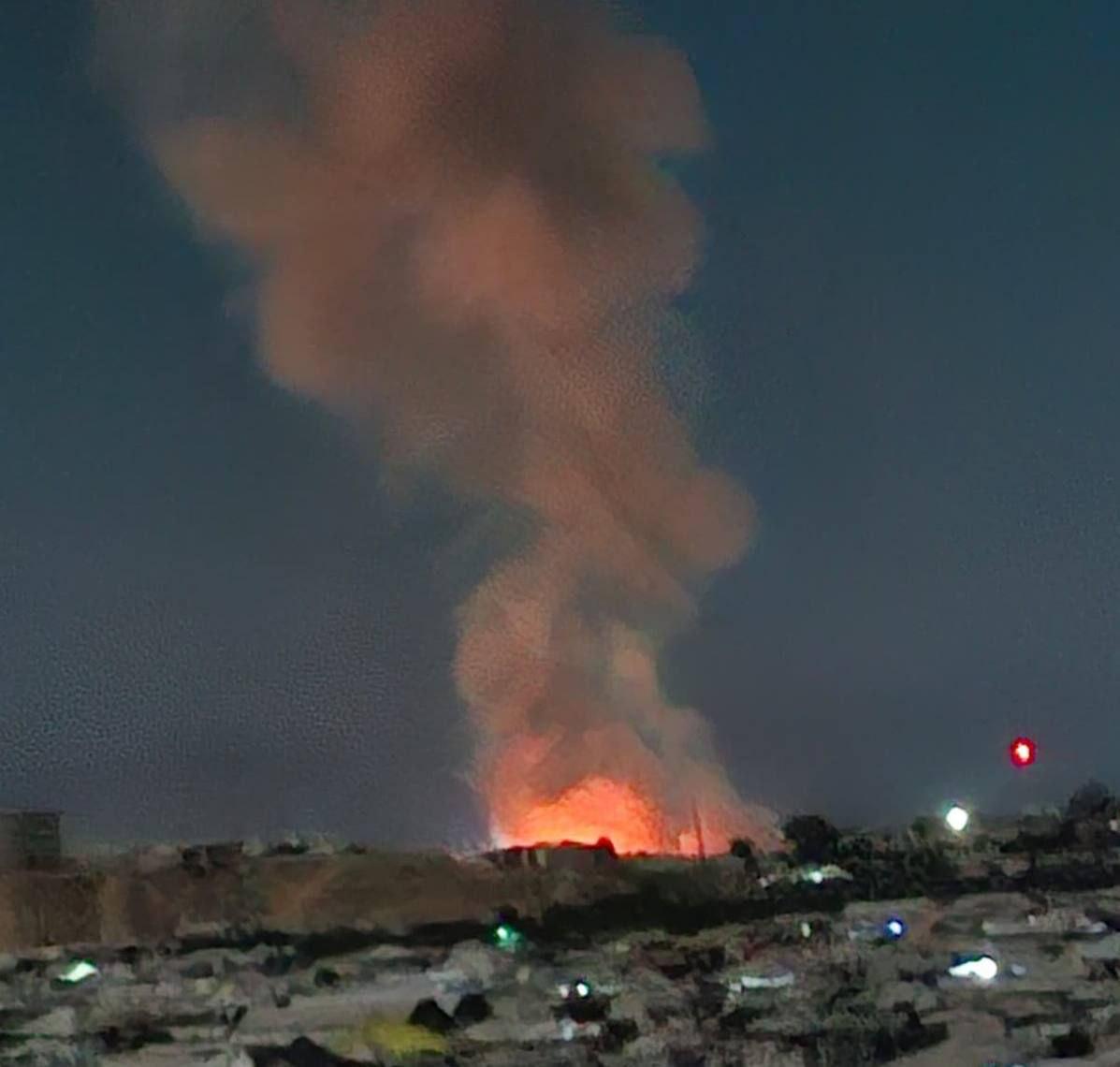Marchfoward's tweet photo. KEMASKINI 

Pada Jam 4.30 pagi tadi waktu Malaysia 

Israel melancarkan serangan udara ke atas Kem Pelarian Al Shati Barat Bandar Gaza. Selepas itu menyerang Bandar Hamad di Khan Younis 

Serangan itu menyebabkan banyak khemah yang jadi tempat perlindungan rakyat Gaza terbakar 

Banyak kemalangan jiwa dilaporkan di sana. Ramak Rakyat Gaza kini dah takda rumah