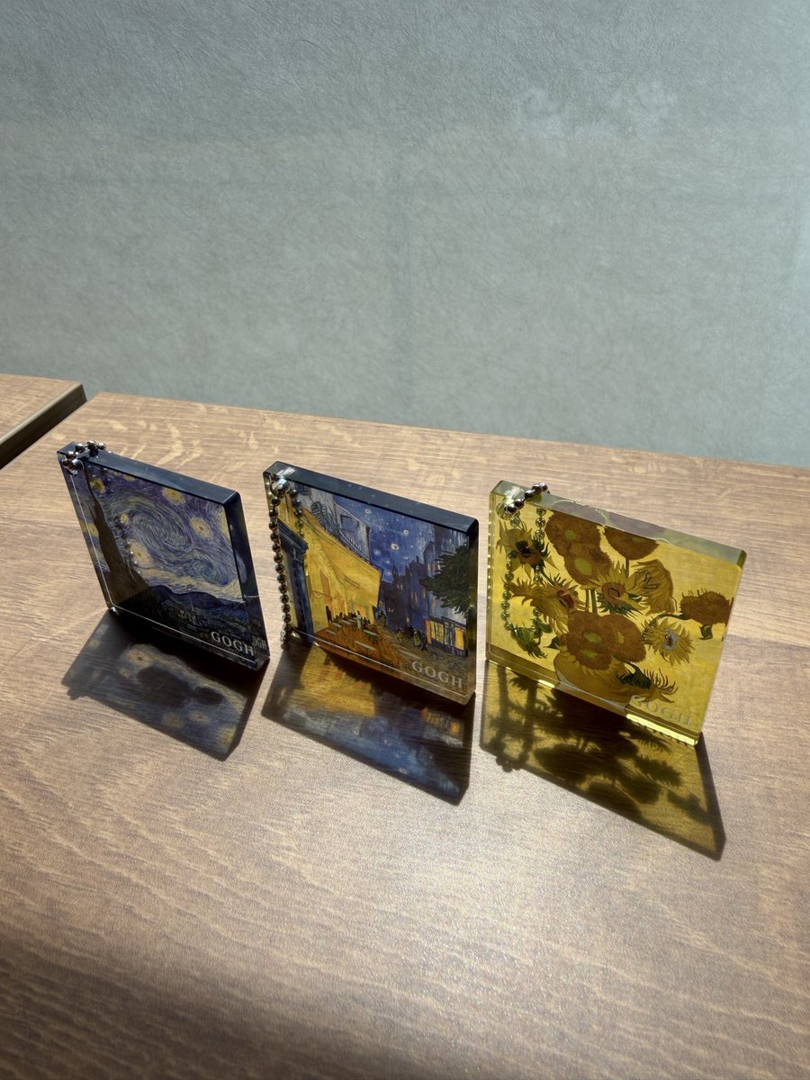 ayayan101718's tweet photo. ゴッホの光の美術館発見💡３度回して欲しかったの３つコンプ。終了！美しい✨
#ゴッホ #光の美術館 #星月夜 #夜のカフェテラス #ひまわり https://t.co/c9lWVs4XN1