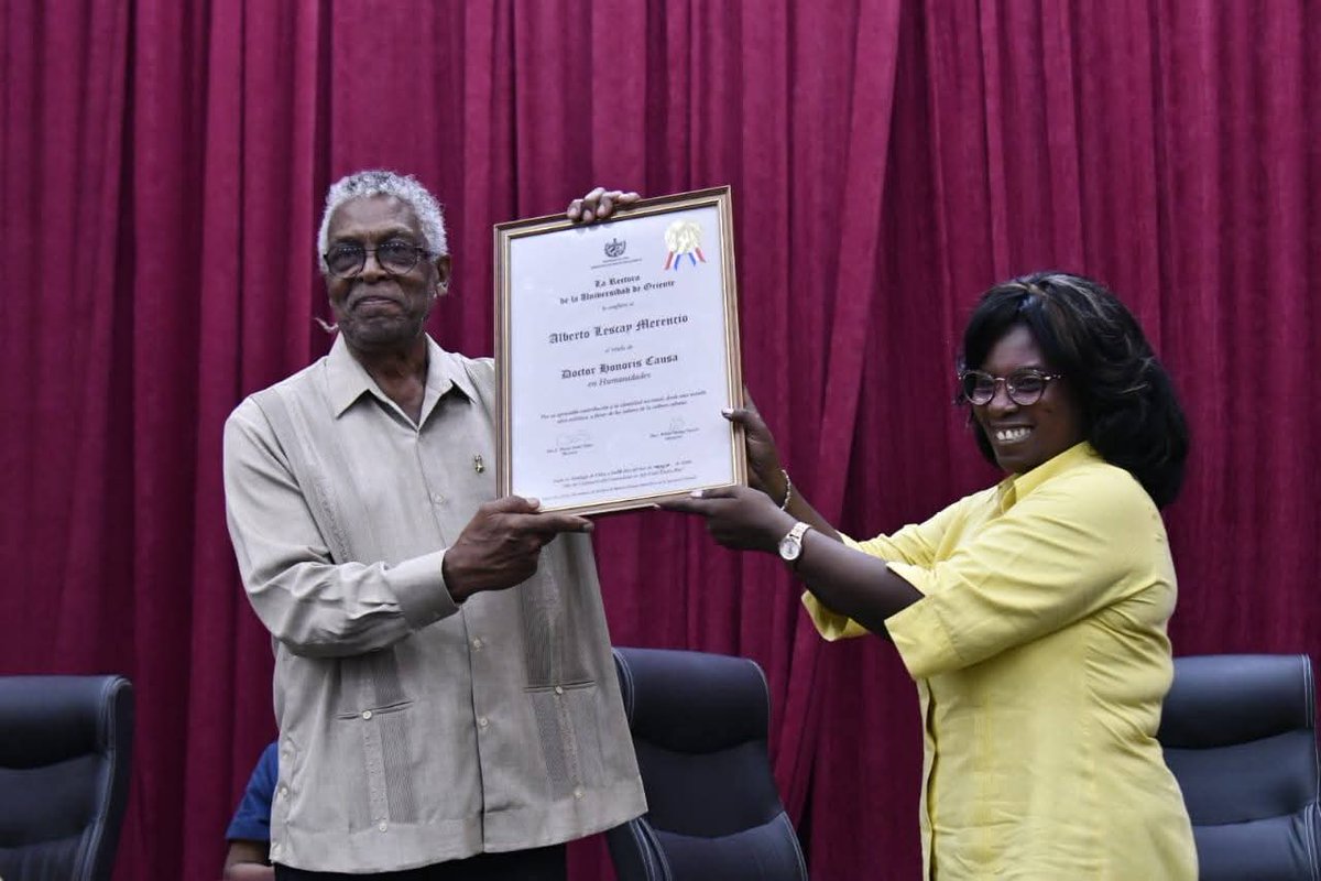 UOCuba's tweet photo. Por su relevante y meritoria obra en favor de la cultura nacional, Alberto Lescay Merencio fue distinguido con el título de Doctor Honoris Causa en Humanidades por la @UOCuba. Se le confirió además, la réplica del Escudo Universitario en forma de medalla y solapa metálica. https://t.co/9geOLloDEn