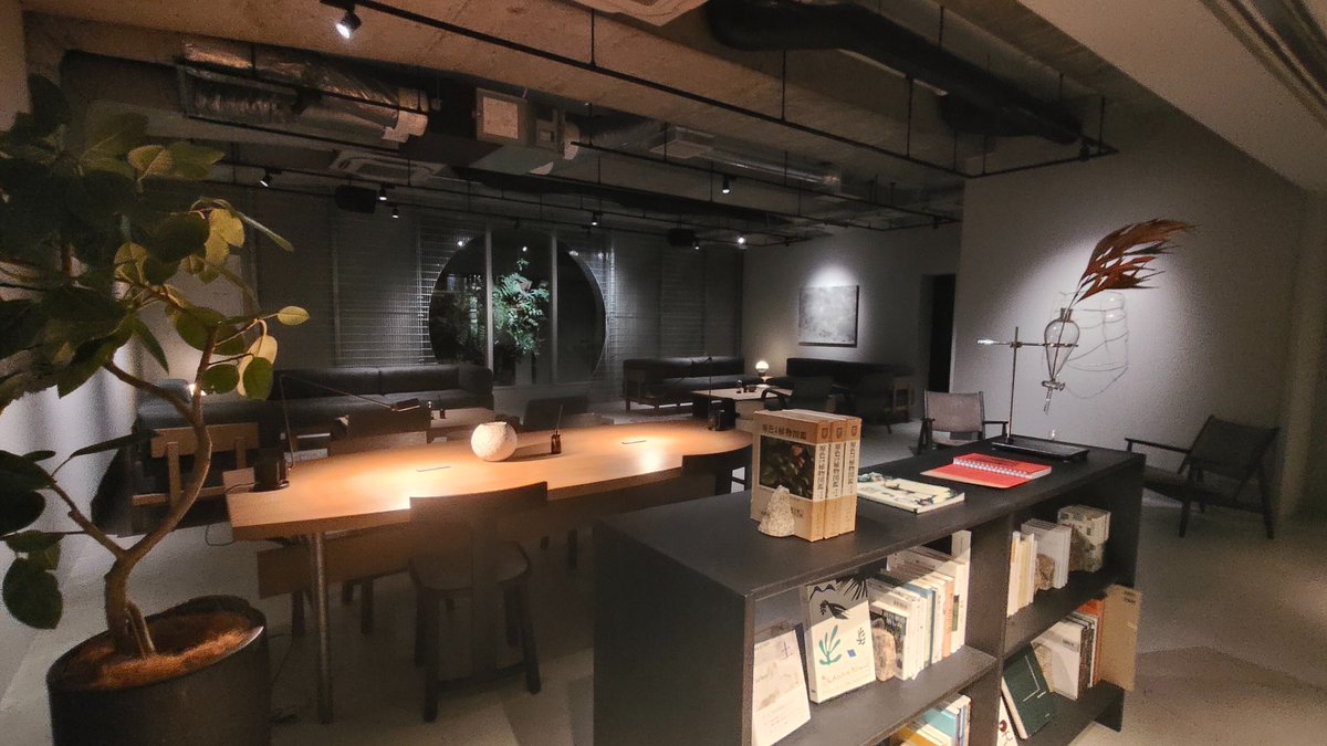H___2__O's tweet photo. 京都宿泊はいつもRakuro kyoto。
ラウンジの居心地がよい。置いてる本のチョイスも好き。
チ���ックアウト後もいられるので昼過ぎまでゆったり過ごせる。 https://t.co/HalENUnSkA