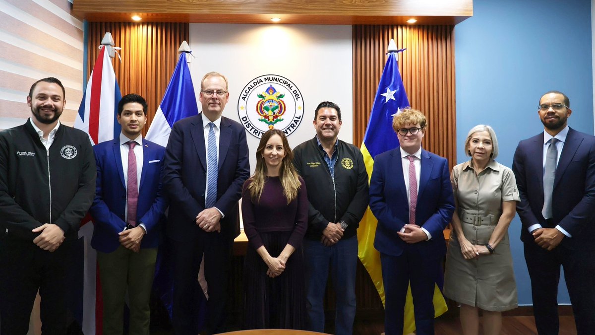juandiegozelaya's tweet photo. Excelente reunión con el Director Ejecutivo de @UKEF, Tim Reid, y la Embajadora de @UKinHonduras de Gran Bretaña e Irlanda del Norte, Juliana Correa, con quienes reafirmamos la importancia de fortalecer una relación estratégica con un aliado clave en el desarrollo global de infraestructura y sostenibilidad.

Dialogamos sobre el financiamiento de grandes obras de modernización urbana y compartimos los proyectos de gestión hídrica que estamos impulsando a través de la UMAPS con nuevas represas y sistemas de saneamiento, orientados a construir una alcaldía más eficiente, ordenada y abierta a la inversión internacional, y así generar más oportunidades para todos los capitalinos.

Como alcalde, mi responsabilidad es gestionar, tocar puertas y buscar en el mundo las oportunidades que permitan mejorar la calidad de vida de nuestra gente. Eso es precisamente lo que estamos haciendo: abriendo la capital al mundo para atraer inversión, cooperación y proyectos que se traduzcan en agua, empleo, desarrollo y bienestar para nuestras familias.