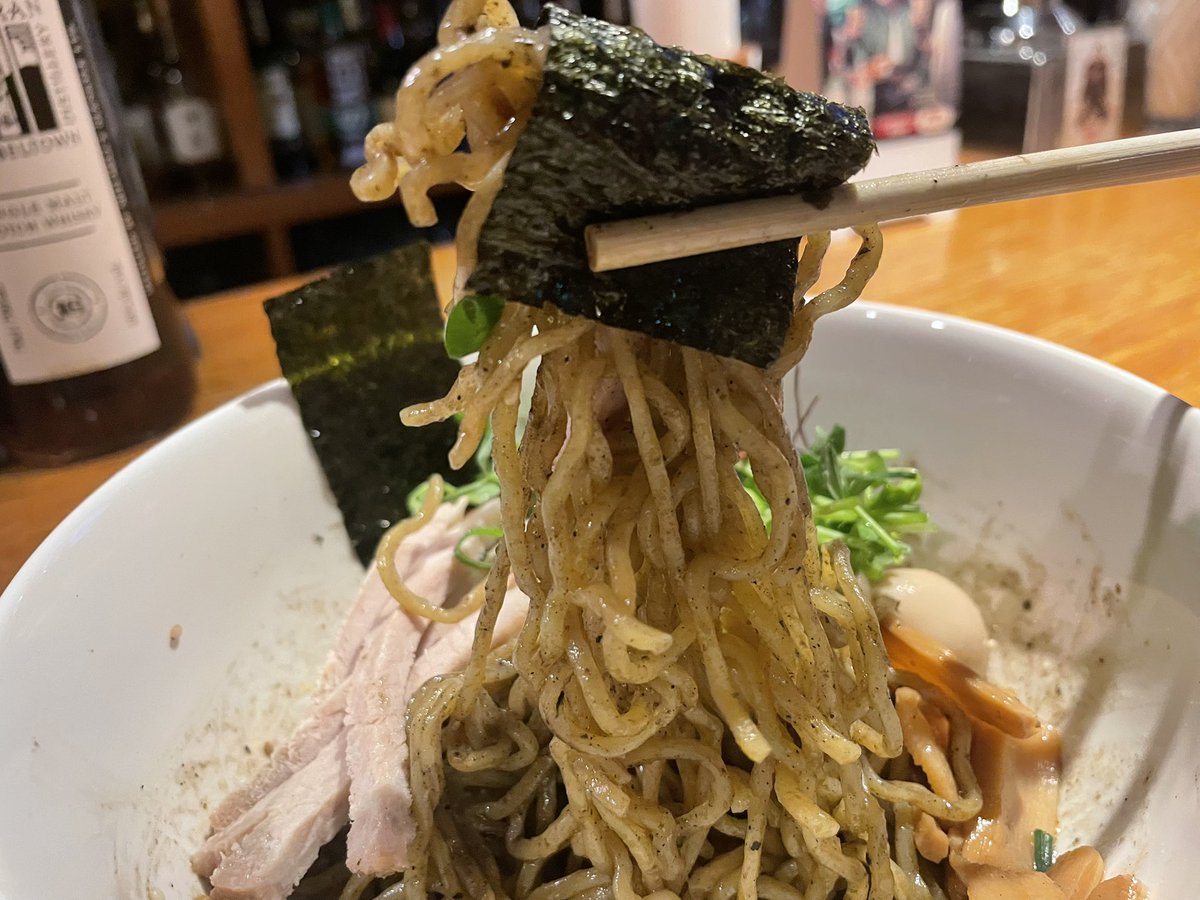 kue_ikebukuro's tweet photo. 今日も元気にオープンします🌟

クエルクスバー（地下1階）で

池袋で西山製麺所の麺を使用した

油そばを提供致してます🍜

6/1から冷やしラーメンやります🧊

平日限定営業
11:00～15:00(LO14:30）

土日祝日は定休日

#油そば #池袋ランチ #池袋 #池袋ラーメン #ラーメン #ランチ #冷やしラーメン https://t.co/NJnTEmBbsU