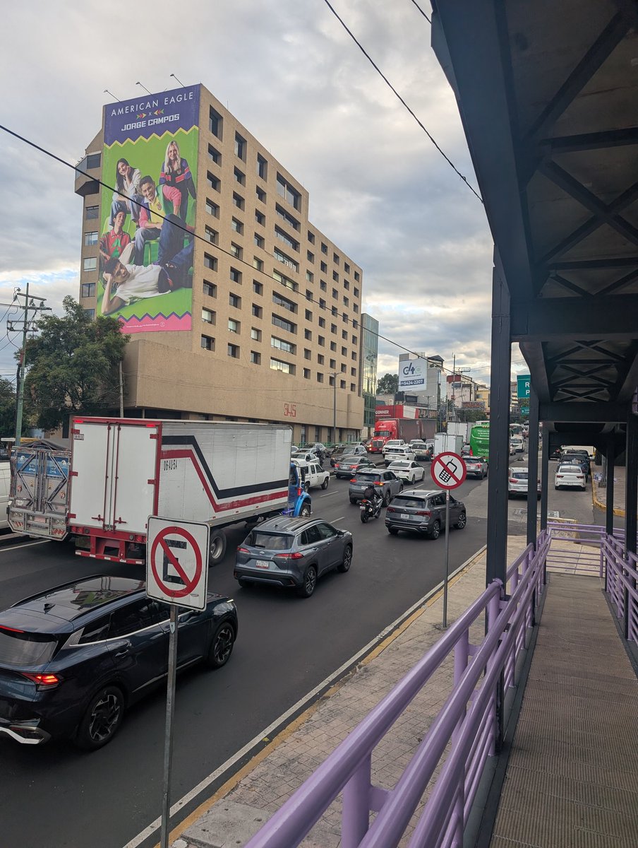 moymora1's tweet photo. Gestionar el tránsito vial y transporte público para que la gente haga menos tiempo en el traslado cotidiano de su trabajo a su casa y entonces si sea feliz ❌
Pintar porque eso parece generar felicidad  ✅ https://t.co/NxcS4jzLMG