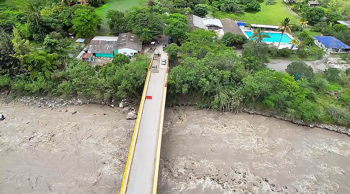 BoyacaLEinforma's tweet photo. Secretaría de Infraestructura de Boyacá realiza inspección técnica a las obras de mantenimiento de la estructura del Puente Pinzón en Soatá

Por alrededor de 3 a 4 días estará cerrado el puente, debido a procedimientos que desarrollará el contratista. https://t.co/DQZGLSVKSs