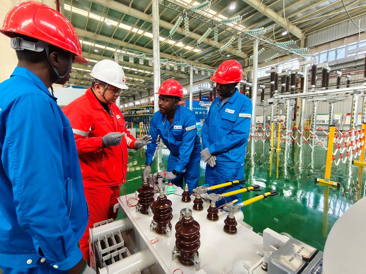 CNPCTCHAD's tweet photo. Quarante-neuf collaborateurs tchadiens de la Société de Raffinage de N’Djamena (NRC) suivent actuellement un programme de formation structuré sur le site de Yumen de CNPC, en Chine, portant sur le management et les compétences opérationnelles.

⚙️Conçue en fonction des besoins réels de la raffinerie, cette formation s’appuie également sur des installations de simulation spécialement mises en place par le centre de formation de Yumen, afin de reproduire au plus près les conditions réelles de production.

À ce jour, CNPC a déjà permis à plus de 200 techniciens tchadiens de suivre des formations en Chine et organisé plusieurs sessions de formation sur site au Tchad, et poursuit ainsi son engagement en faveur du développement des compétences et du renforcement des capacités dans le secteur énergétique tchadien.