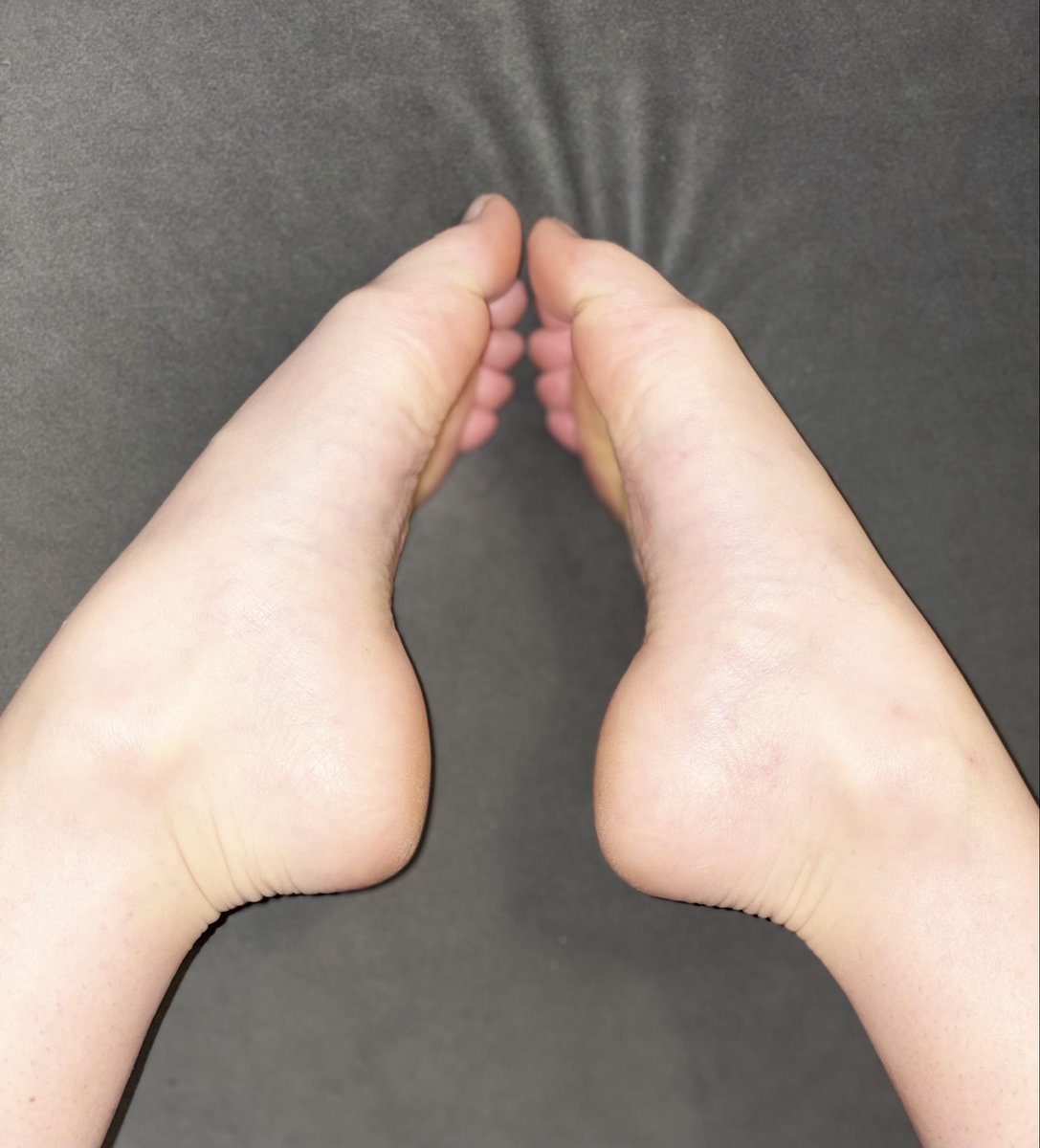 prettysolechaos's tweet photo. #footmodel #pointedtoes #barefoot https://t.co/OXnWZMmm2B