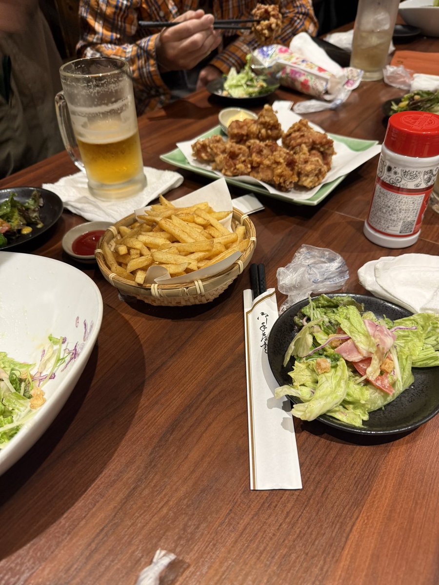 sevenbel's tweet photo. いつもご来店ありがとうございます。２９日も通常営業です。最近、恒例の半年に一度の専門学校の同窓会が歌舞伎町でかいさいしました。いつもバカやってて楽しいです
#中央理容美容専門学校  
#東松山市
#ヘアーサロンセブンベルズ 
#セブンベルズ 
#セブンベルズ店長 https://t.co/mrhudrxMnv
