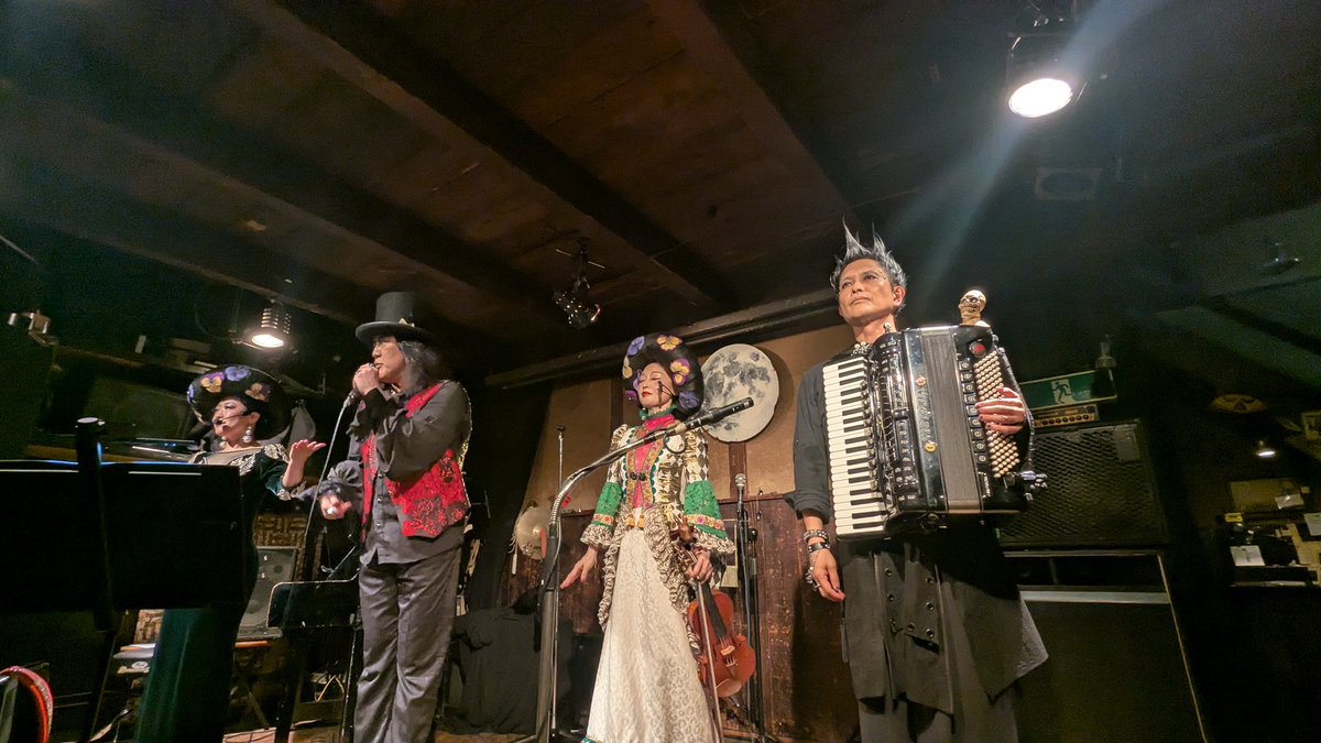 Royalmasa's tweet photo. ガレシャンの余韻はすごい。久しぶりのライブ、昔より歌詞がぐっと来た。リズムとメロディこの2人でだす重厚感と、超絶技巧を軽やかに弾き歌う軽さ。バランスがやっぱり最高で！もうおじいちゃんよといいながら、舞台での変わらぬ熱さと��熟の技とキレに、やっぱり好きだ！
#ガレージシャンソンショー https://t.co/TNxL9t0gyE