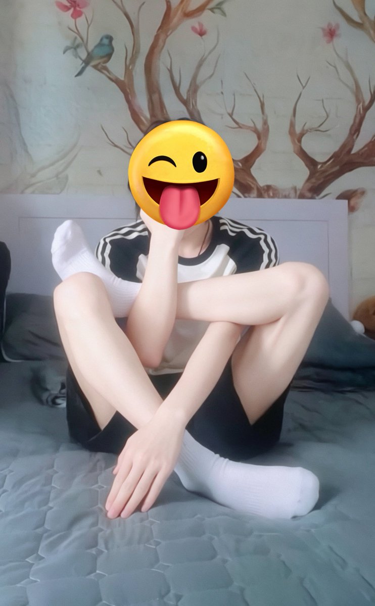 3358yzy's tweet photo. 尝试了一下五角星体，感觉还是挺难的嘿嘿(是努力伪装成大人的大人寄宿在朋友家偷偷当小孩)#合法正太 #白袜 https://t.co/Mve9trCS4M