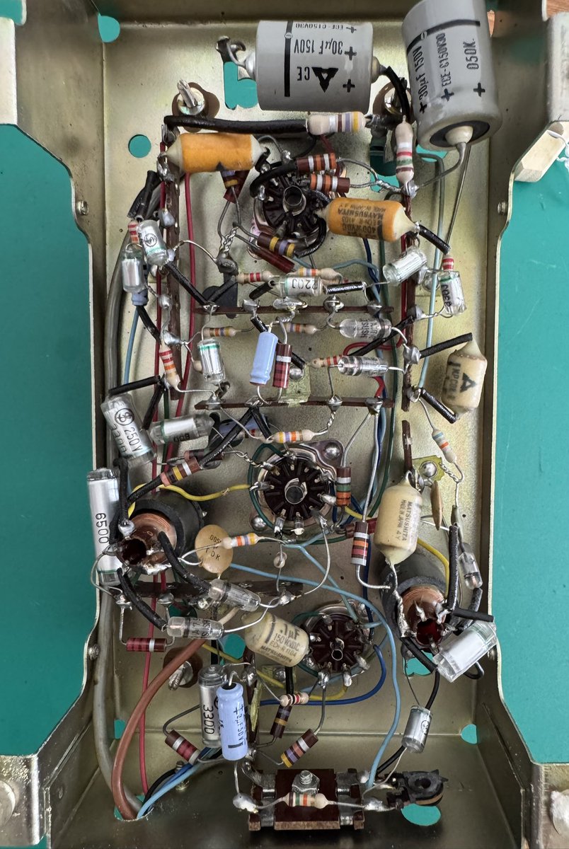 SH-300は12AX7、12AU7、6BA6を 使った真空管式でした。