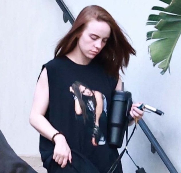 AvrilNewsFans's tweet photo. 📸| Billie Eilish was recently spotted wearing an Avril Lavigne T-shirt https://t.co/swZEXzJZMv