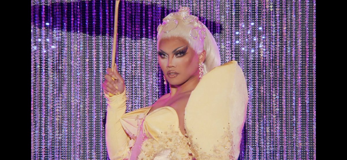 cherrysval's tweet photo. also can we take a moment for Auras runway?? beyond stunning 😍💛 https://t.co/2JEzgEWD2n