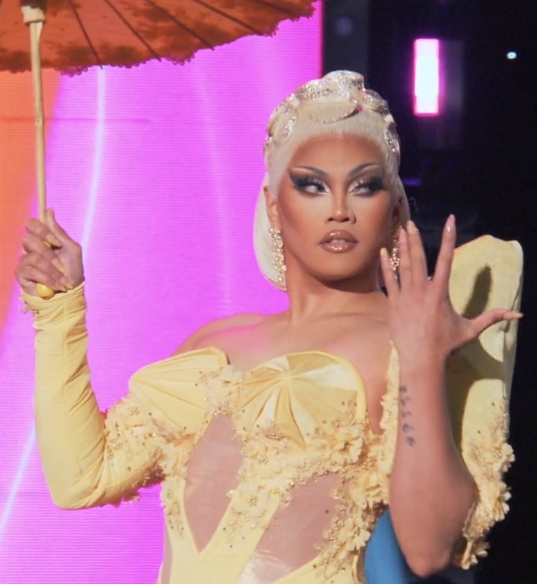 cherrysval's tweet photo. also can we take a moment for Auras runway?? beyond stunning 😍💛 https://t.co/2JEzgEWD2n