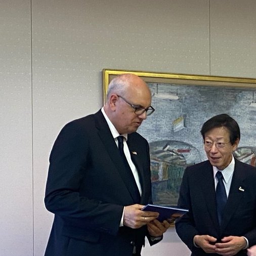 GermanyinWestjp's tweet photo. ボーヴェンシュルテ連邦参議院議長は神戸市へ
訪問団として来日中の🇩🇪先端材料研究所 #ECOMAT
神戸工業試験場とは水素社会に対応した材料試験について
神戸大学とはナノ粒子塗料の航空分野活用への研究協力について覚書を締結
議長は神戸市の久本市長と今後の協力関係について会談しました https://t.co/9rHkqTZobP