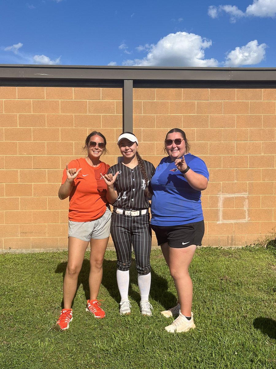 KayleeWalker09's tweet photo. Had a great time at the Angelina camp today! I got some good work in and even bounced one off the wall during the end of camp scrimmage. Looking forward to the rest of summer! 🔥

@AMAH_Herrera @_CoachAnthony @Estrada71Ray @ACRunnersSB @SoftballDown @CoastRecruitsSB @SportPrepX https://t.co/hoKFEc8ozL