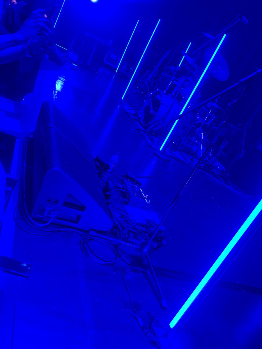 ytk0723's tweet photo. 昨日はマッテオマンクーゾの初来日を見にブルーノートへ。シャイな感じの彼から放たれる音は噂に違わぬ素晴らしさでした！右手はピックを使わず全てフィンガリングで難解フレーズも楽々弾きこなしていて凄かった！YAMAHAのパシフィカとレブスターを使ってたな。#MatteoMancuso #bluenotetokyo #YAMAHA https://t.co/etVPEUDyun