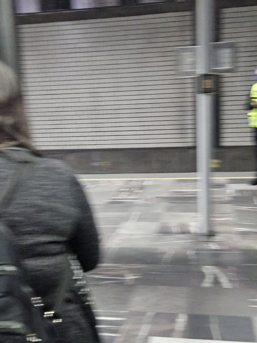 Esther_MT_'s tweet photo. @MetroCDMX ¿Que chingados esperan para avanzar? No hay gente que no deje cerrar las puertas, no esta lloviendo #lineaA https://t.co/ax5VG6WTqk