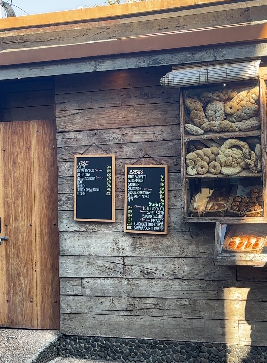 senshineey's tweet photo. di bali ternyata masih ada toko roti yg harganya masih affordable, rasanya enakk dan fresh from the oven! 

harganya start 5rebu... 😆😆 https://t.co/6gFqJ02yCP
