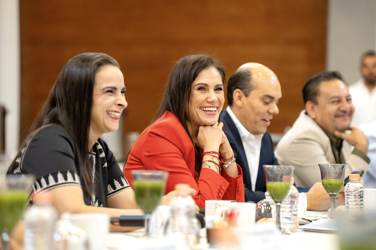 AleGutierrez_mx's tweet photo. ¡León y CANADEVI avanzando en equipo! 🏗️🦁

Amigos, les comparto que hoy nos reunimos con nuestros amigos de CANADEVI, a quienes les presentamos las inversiones para este 2026. 🙌🏻

Trabajamos para mejorar la movilidad de nuestra ciudad; por eso invertiremos más de 101 millones de pesos para fortalecer el Sistema Integrado de Transporte. 🚍✨

Además, destinaremos un 93% más que en 2025, para empleo temporal (𝗔𝘆𝘂́𝗱𝗮𝘁𝗲 𝗔𝘆𝘂𝗱𝗮𝗻𝗱𝗼), capacitación y desarrollo de habilidades. 💼📚

¡𝗚𝗿𝗮𝗰𝗶𝗮𝘀, 𝗮𝗺𝗶𝗴𝗼𝘀 𝗱𝗲 𝗖𝗔𝗡𝗔𝗗𝗘𝗩𝗜, 𝗽𝗼𝗿 𝘀𝘂 𝗲𝗻𝘁𝘂𝘀𝗶𝗮𝘀𝗺𝗼 𝗮𝗻𝘁𝗲 𝗲𝘀𝘁𝗮 𝗵𝗶𝘀𝘁𝗼́𝗿𝗶𝗰𝗮 𝗶𝗻𝘃𝗲𝗿𝘀𝗶𝗼́𝗻! 🙏🏻