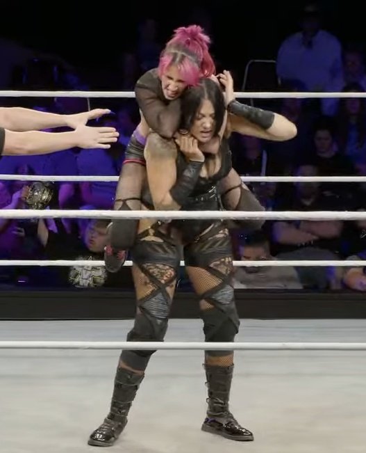 NVhowlingWolves's tweet photo. Tonight's #OVWRise
The Divine Drama @LeelaFeist literally got the jump on @freya_the_slaya but
Freya weathered the storm & got the victory!!!
👀 @ovwrestling on YouTube https://t.co/AoaMf3Yptl