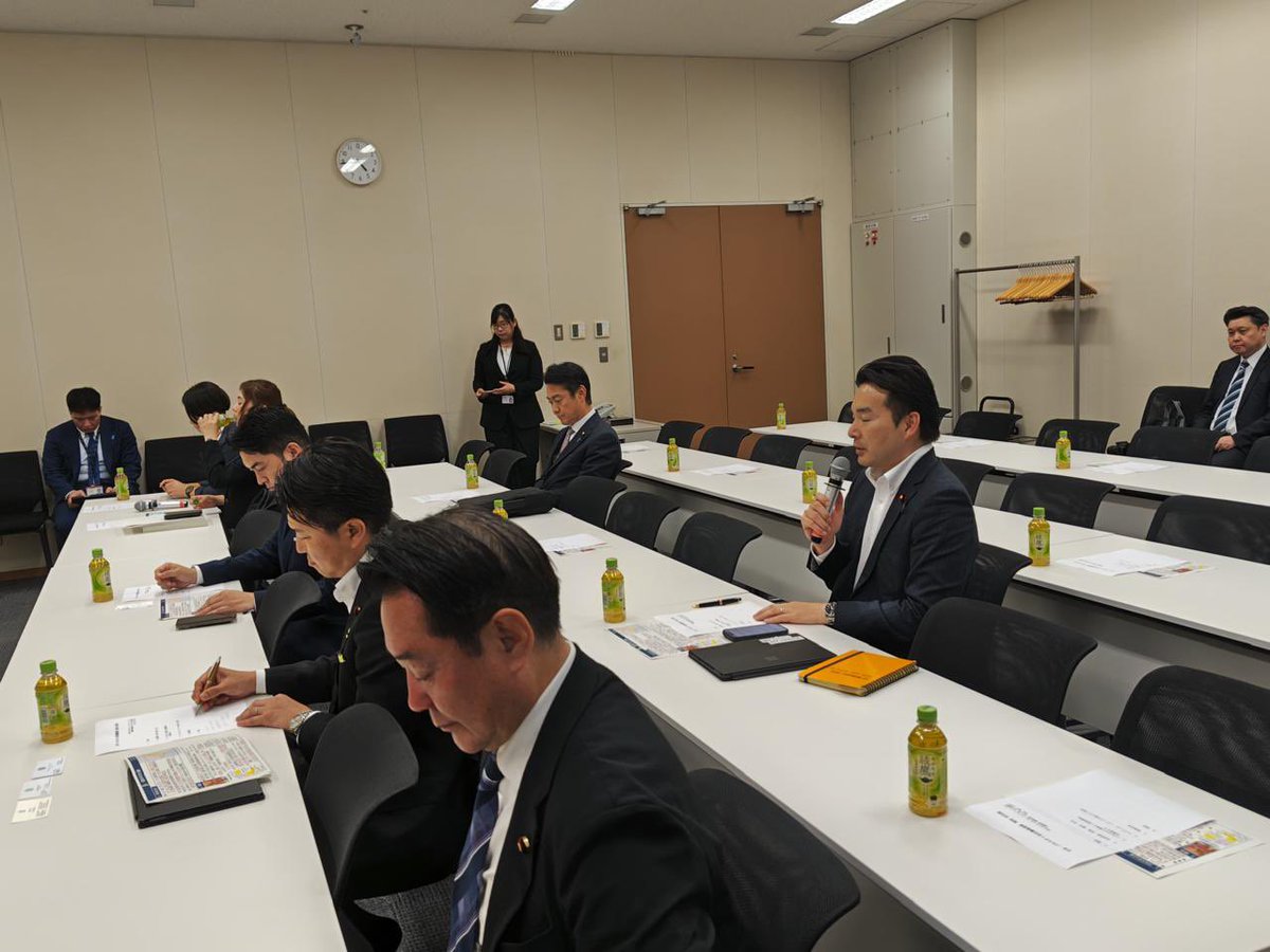 PakinJapan's tweet photo. Ambassador Abdul Hameed met members of the Japan-Pakistan Friendship League to strengthen parliamentary cooperation between Pakistan and Japan on 26 May 2026. The Chairman of the Friendship League, Mr. Seiji Maehara, in his opening remarks, welcomed the Ambassador and noted the cordial nature of bilateral relations between the two countries. He expressed his desire to further strengthen bilateral relations.

​In his remarks, the Ambassador highlighted parliamentary diplomacy as an important pillar in promoting understanding and trust between the two countries. The Ambassador noted the Friendship League as an effective platform for dialogue, exchange of ideas and exploration of new avenues for cooperation. He underscored that for more than seven decades, the friendship between Pakistan and Japan had steadily evolved and expanded across diverse sectors including economic development, education, technology, trade, cultural exchange, and people-to-people engagement.

​The Ambassador noted significant scope for collaboration in IT, digital transformation, renewable energy, agriculture, minerals, advanced manufacturing, human resource development, and infrastructure. With a young and dynamic population, a strategic geographic location, and a growing focus on economic reforms, Pakistan presents attractive prospects for international partners and investors.

​In the end, the members of the Friendship League interacted with the Ambassador and asked questions regarding ways to strengthen bilateral relations and business opportunities in Pakistan.

2026年5月26日、アブドゥル・ハミード駐日パキスタン大使は、パキスタンと日本の議会間協力の強化を目的として、日パキスタン友好議員連盟のメンバーと会談した。 友好議員連盟会長の前原誠司氏は開会の挨拶において、大使の来訪を歓迎するとともに、両国間の友好的な二国間関係について言及した。また、今後さらに両国関係を強化していきたいとの意向を表明した。

大使は挨拶の中で、議会外交が両国間の相互理解と信頼の促進における重要な柱であることを強調した。また、友好議員連盟は対話、意見交換、そして新たな協力分野を模索するための有効なプラットフォームであると述べた。さらに、大使は、パキスタンと日本の友好関係が70年以上にわたり着実に発展し、経済開発、教育、技術、貿易、文化交流、人と人との交流など、多岐にわたる分野へと拡大してきたことを強調した。

また、大使は、IT、デジタル・トランスフォーメーション、再生可能エネルギー、農業、鉱物資源、先端製造業、人材育成、インフラ整備などの分野において、両国間の協力拡大の大きな可能性があると指摘した。若く活力ある人口、戦略的な地理的位置、そして経済改革への継続的な取り組みを背景に、パキスタンは国際的なパートナーや投資家にとって魅力的な機会を提供していると述べた。

会談の最後には、友好議員連盟のメンバーが大使と意見交換を行い、両国関係のさらなる強化策やパキスタンにおけるビジネス機会について活発な質疑応答が行われた。
