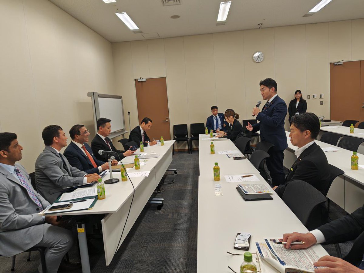PakinJapan's tweet photo. Ambassador Abdul Hameed met members of the Japan-Pakistan Friendship League to strengthen parliamentary cooperation between Pakistan and Japan on 26 May 2026. The Chairman of the Friendship League, Mr. Seiji Maehara, in his opening remarks, welcomed the Ambassador and noted the cordial nature of bilateral relations between the two countries. He expressed his desire to further strengthen bilateral relations.

​In his remarks, the Ambassador highlighted parliamentary diplomacy as an important pillar in promoting understanding and trust between the two countries. The Ambassador noted the Friendship League as an effective platform for dialogue, exchange of ideas and exploration of new avenues for cooperation. He underscored that for more than seven decades, the friendship between Pakistan and Japan had steadily evolved and expanded across diverse sectors including economic development, education, technology, trade, cultural exchange, and people-to-people engagement.

​The Ambassador noted significant scope for collaboration in IT, digital transformation, renewable energy, agriculture, minerals, advanced manufacturing, human resource development, and infrastructure. With a young and dynamic population, a strategic geographic location, and a growing focus on economic reforms, Pakistan presents attractive prospects for international partners and investors.

​In the end, the members of the Friendship League interacted with the Ambassador and asked questions regarding ways to strengthen bilateral relations and business opportunities in Pakistan.

2026年5月26日、アブドゥル・ハミード駐日パキスタン大使は、パキスタンと日本の議会間協力の強化を目的として、日パキスタン友好議員連盟のメンバーと会談した。 友好議員連盟会長の前原誠司氏は開会の挨拶において、大使の来訪を歓迎するとともに、両国間の友好的な二国間関係について言及した。また、今後さらに両国関係を強化していきたいとの意向を表明した。

大使は挨拶の中で、議会外交が両国間の相互理解と信頼の促進における重要な柱であることを強調した。また、友好議員連盟は対話、意見交換、そして新たな協力分野を模索するための有効なプラットフォームであると述べた。さらに、大使は、パキスタンと日本の友好関係が70年以上にわたり着実に発展し、経済開発、教育、技術、貿易、文化交流、人と人との交流など、多岐にわたる分野へと拡大してきたことを強調した。

また、大使は、IT、デジタル・トランスフォーメーション、再生可能エネルギー、農業、鉱物資源、先端製造業、人材育成、インフラ整備などの分野において、両国間の協力拡大の大きな可能性があると指摘した。若く活力ある人口、戦略的な地理的位置、そして経済改革への継続的な取り組みを背景に、パキスタンは国際的なパートナーや投資家にとって魅力的な機会を提供していると述べた。

会談の最後には、友好議員連盟のメンバーが大使と意見交換を行い、両国関係のさらなる強化策やパキスタンにおけるビジネス機会について活発な質疑応答が行われた。