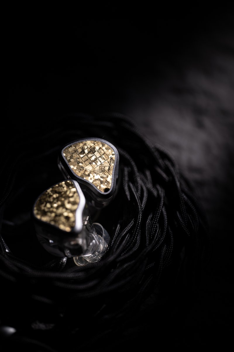 MoondropLab's tweet photo. 👋 Hello, Yes, MOONDROP Armature Art 24 arrives, priced at $1499!

As the name suggests, this flagship AA24 packs 24 balanced armature drivers per side. It boasts the following highlights:
- Custom-designed driver configuration for a well-balanced sound
- Precision tuning for accurate soundstage imaging
- A faceplate coated with titanium alloy nitride
- A range of ear tips, along with a premium cable made of 19 cores of single crystal copper and 19 cores of pure silver.

Let's dive in!