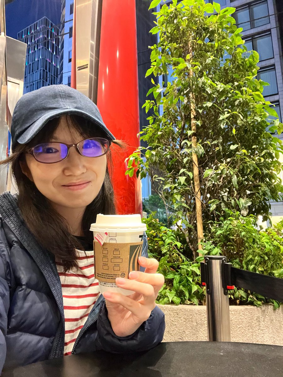 Rico_scientist's tweet photo. Now's the most pleasant season for enjoying favorite tea latte outside💕
夜のテラスカフェが気持ちいい時期だ〜とても幸せな1人カフェタイム☕️(最近またスタバカに戻ってしまった笑

青山はいろんな想い出がある街で、インスピレーションもおりてきます🎼

#青山通り #表参道 #曲作り #songwriter https://t.co/1m7x4cANW7