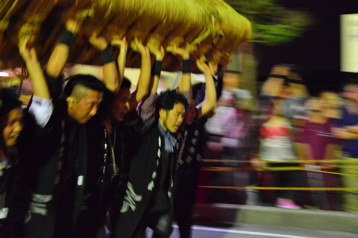 yoshinaka_tomoe's tweet photo. TUZAWA YOTAKA ANDON MATSURI
The highlight of the festival is when andon coming from opposite directions meet and the leaders’shout at each other spiritedly ,colliding in an attempt to destroy the opposite side’s float topper and hanging decorations.
#TOYAMA #OYABE
#木曽義仲 https://t.co/vSVGfMowXH