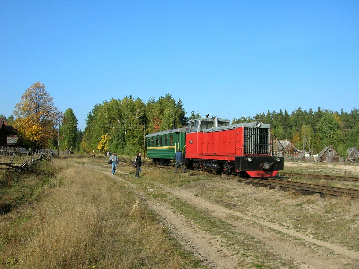 NGR_RU's tweet photo. Тепловоз ТУ7А-2895 с вагоном ПВ №6005 на станции  Голованова Дача, Тумская узкоколейная железная дорога, Рязанская область, 2007.

Diesel locomotive TU7A-2895 with a passenger coach No. 6005 at Golovanova Datcha station, Tumskaya narrow-gauge railway, Ryazan Oblast, 2007.

*The RZD closed this narrow gauge line in 2011.

Photo: Paul Engelbert 

#Russia #TU7 #ужд #узкоколейка #750mm #narrowgauge #railways #schmalspurbahn #bahn #rails #eisenbahn #kolejwaskotorowa #wąskotorowa #kisvasút #вагон #железнаядорога #тепловоз #ТУ7