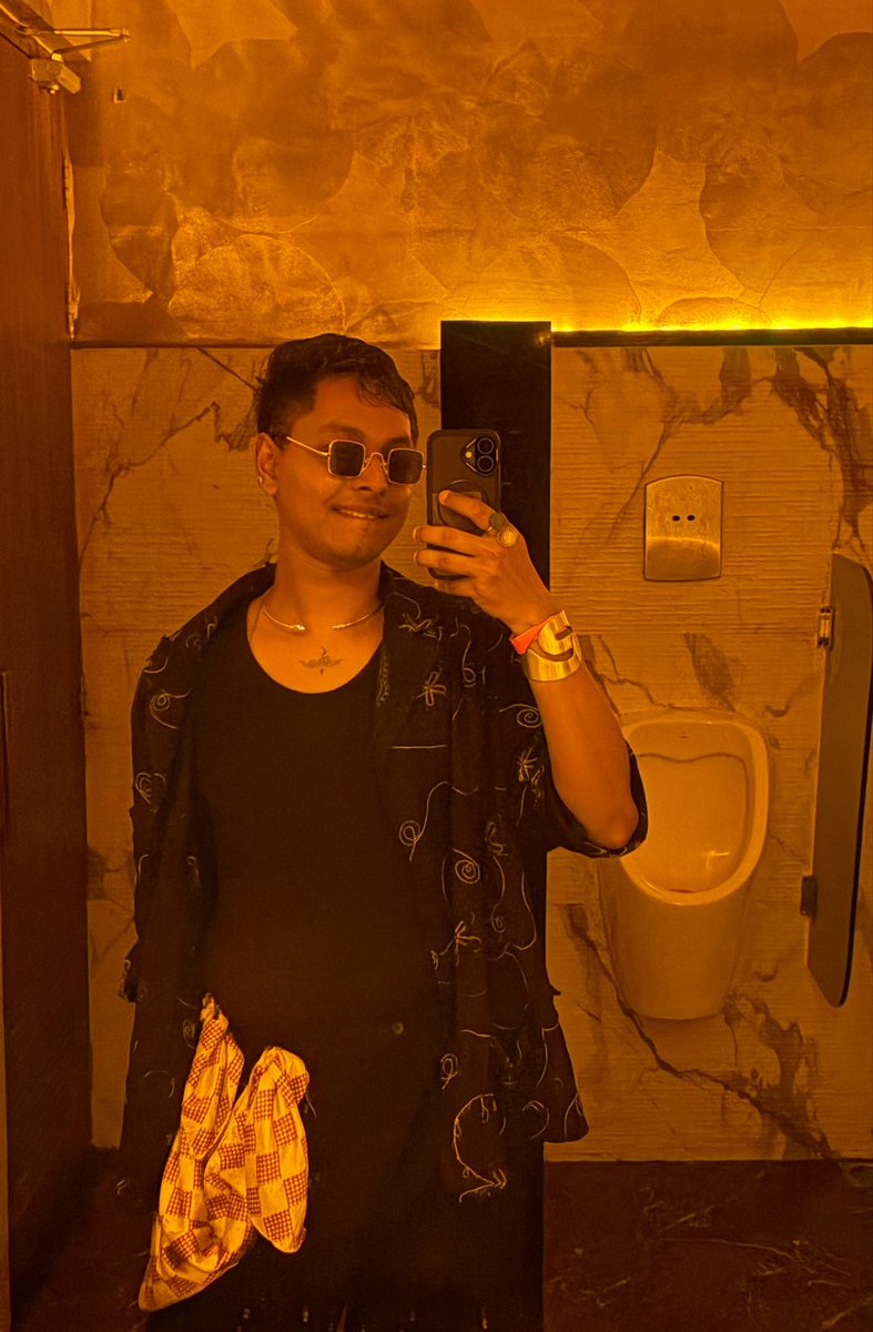 Subhamoy333243's tweet photo. Can we call it a safe place?? 😬
#sassy  #queer #fashionmodel #artistic https://t.co/nEtxZZn8gZ
