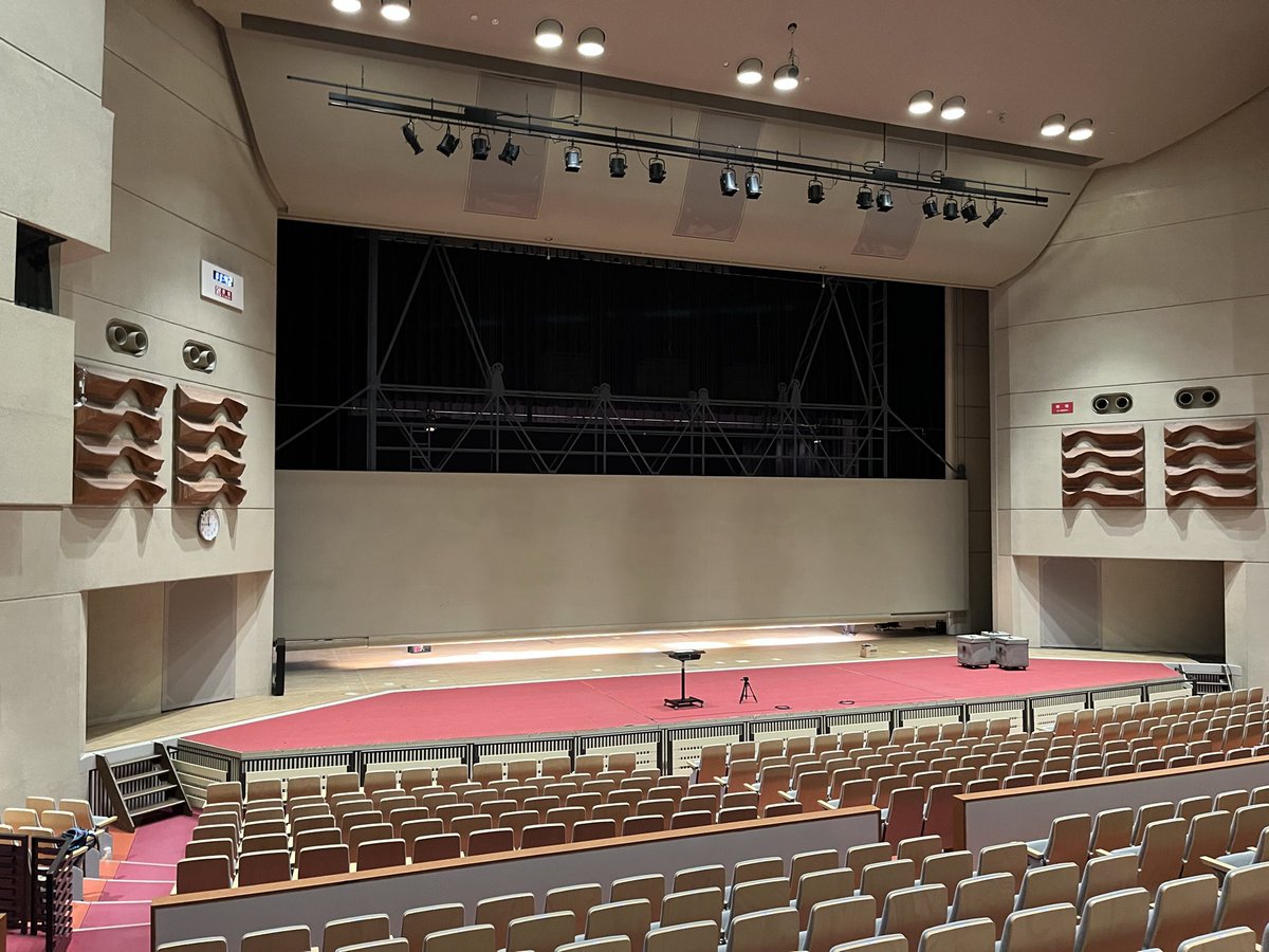 yanparan1's tweet photo. カルメン舞台仕込み始まりました
晶賢前橋文化ホール（前橋市民文化会館）
オケピット（舞台前部分）が下がったのを見ました
こんなに下がるのかと足がすくみました😅💦
※写真は作業前

明日は場当たり&amp;GP
頑張ります٩(^‿^)۶ https://t.co/lN2SlsOZNs