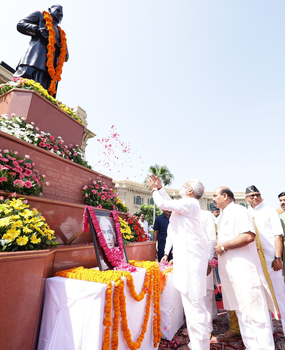 swatantrabjp's tweet photo. किसानों के मसीहा, पूर्व प्रधानमंत्री ‘भारत रत्न’ स्व• चौधरी चरण सिंह जी की पुण्यतिथि पर विधान भवन परिसर में स्थित उनकी प्रतिमा पर मा• मुख्यमंत्री श्री @myogiadityanath जी के साथ पुष्प अर्पित कर श्रद्धांजलि अर्पित की। https://t.co/aAyX5j7GNt