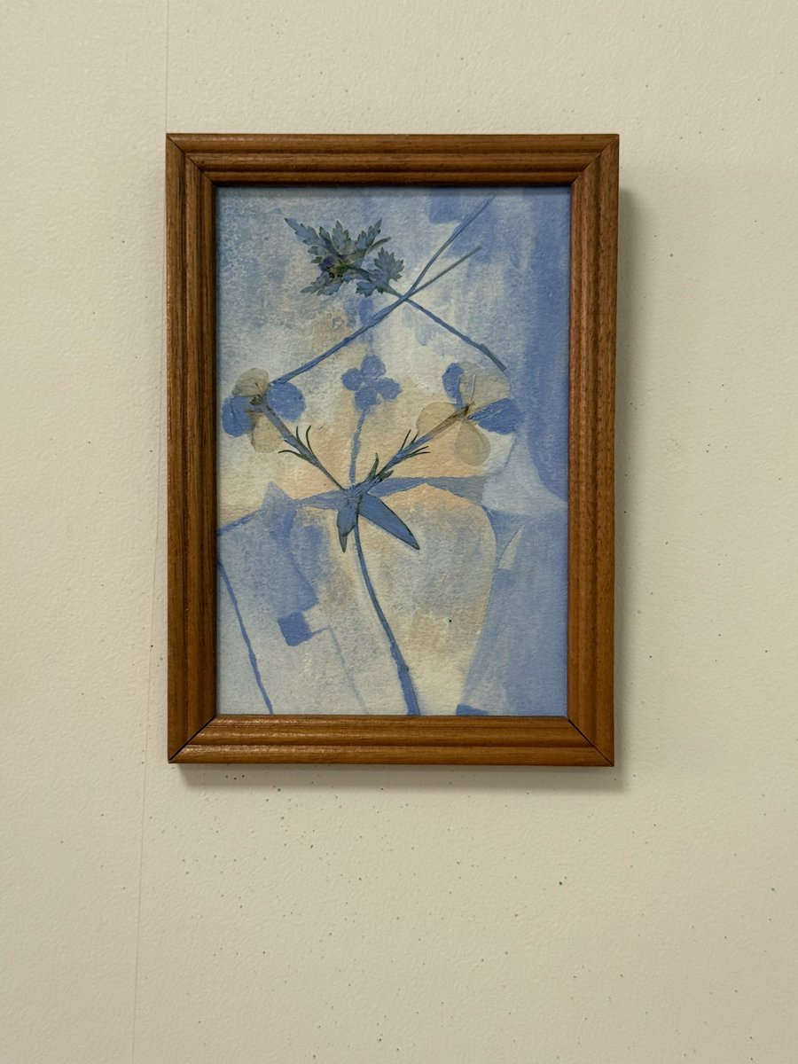 かわいい。フランスの骨董額縁に入れてみた。押し花と油絵のミックス。