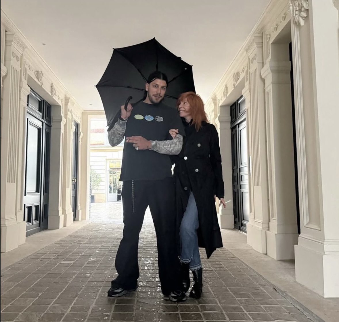 jonhdurden's tweet photo. Et un nouveau numéro un iTunes pour la #Queen #MylèneFarmer #CEstAQuiLeTour bravo 🎉pôle @HashtagNP @PascalNegre https://t.co/Cabj01vMGh