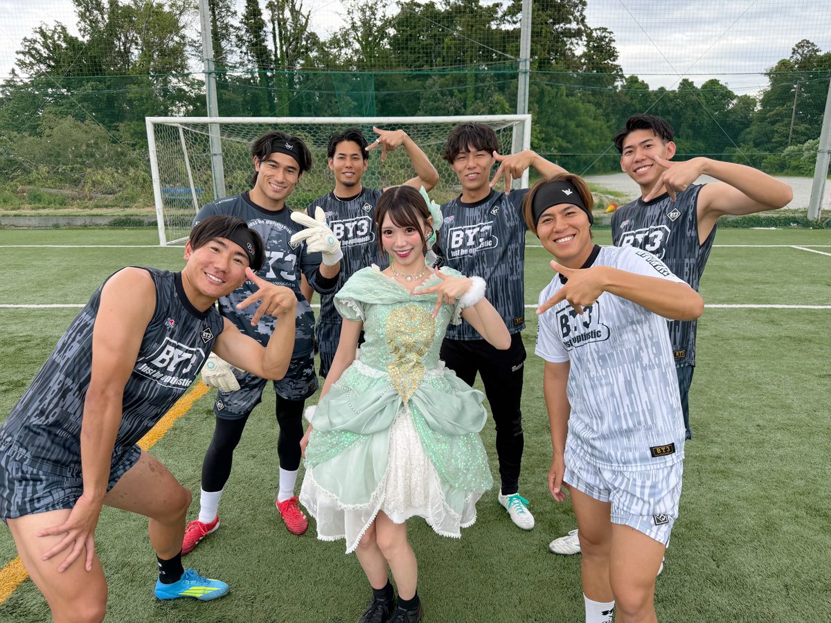subekimi_info's tweet photo. 📢YouTubeコラボ情報📢
本日はなんと・・・
尾上美月(@onoue_mizuki )がLISEM CHANNELさん(@LisemOfficial )とサッカー対決の撮影をさせていただきました⚽️✨
おみづきのスーパーボレーが見れちゃうかも・・?😏
ぜひチャンネル登録をして公開をお待ちください💫
<LISEM CHANNEL>
https://t.co/4WY9fZkTs8
#すべきみ
#LISEM