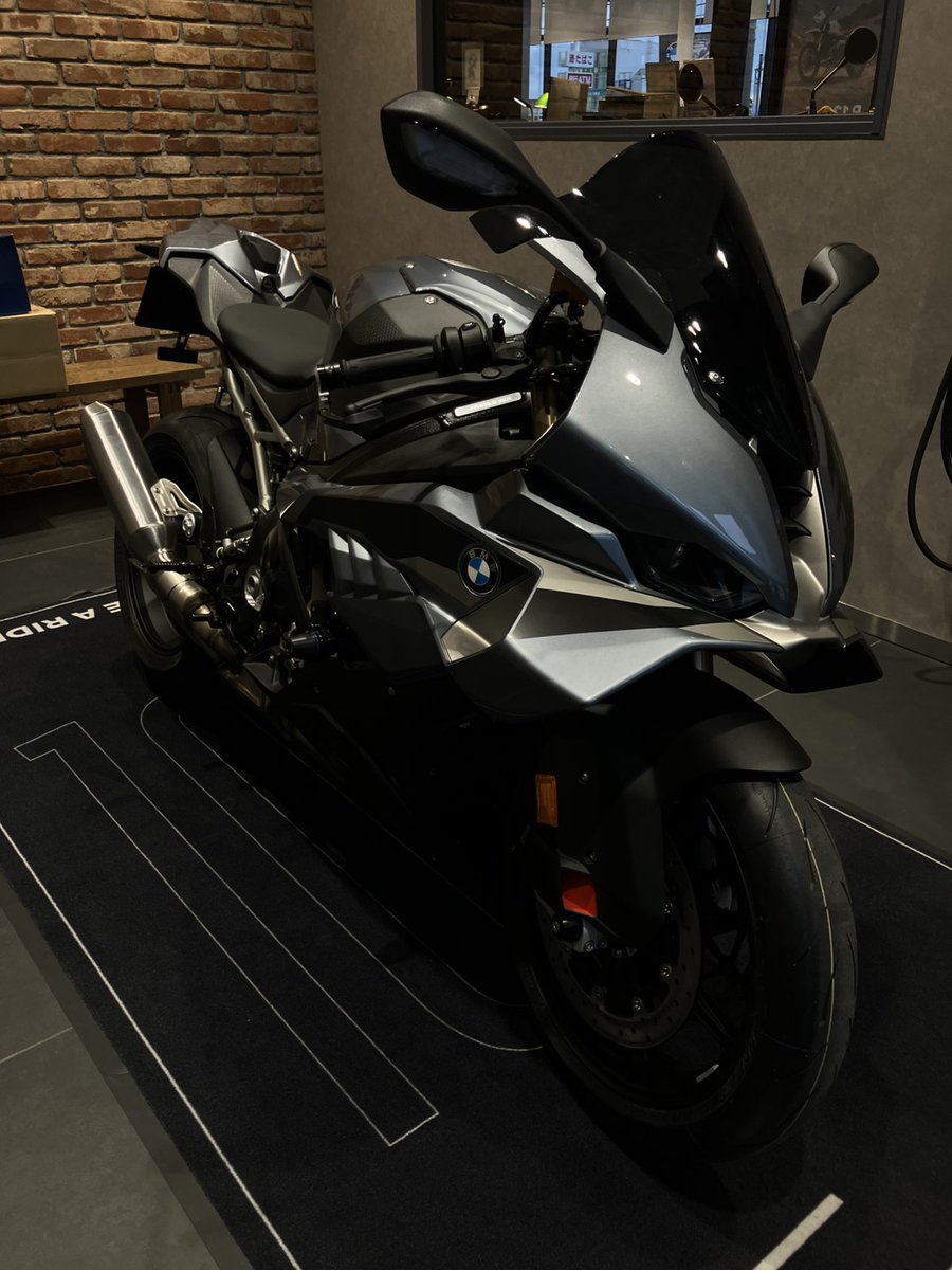 2EZ_Rea's tweet photo. S1000RR！
M1000Rからハーレーに浮気したけど結局BMWに戻ってきたー
新車だからまずは慣らしから楽しみます🙂

#S1000RR #BMWMOTORRAD https://t.co/nVMj563yvz