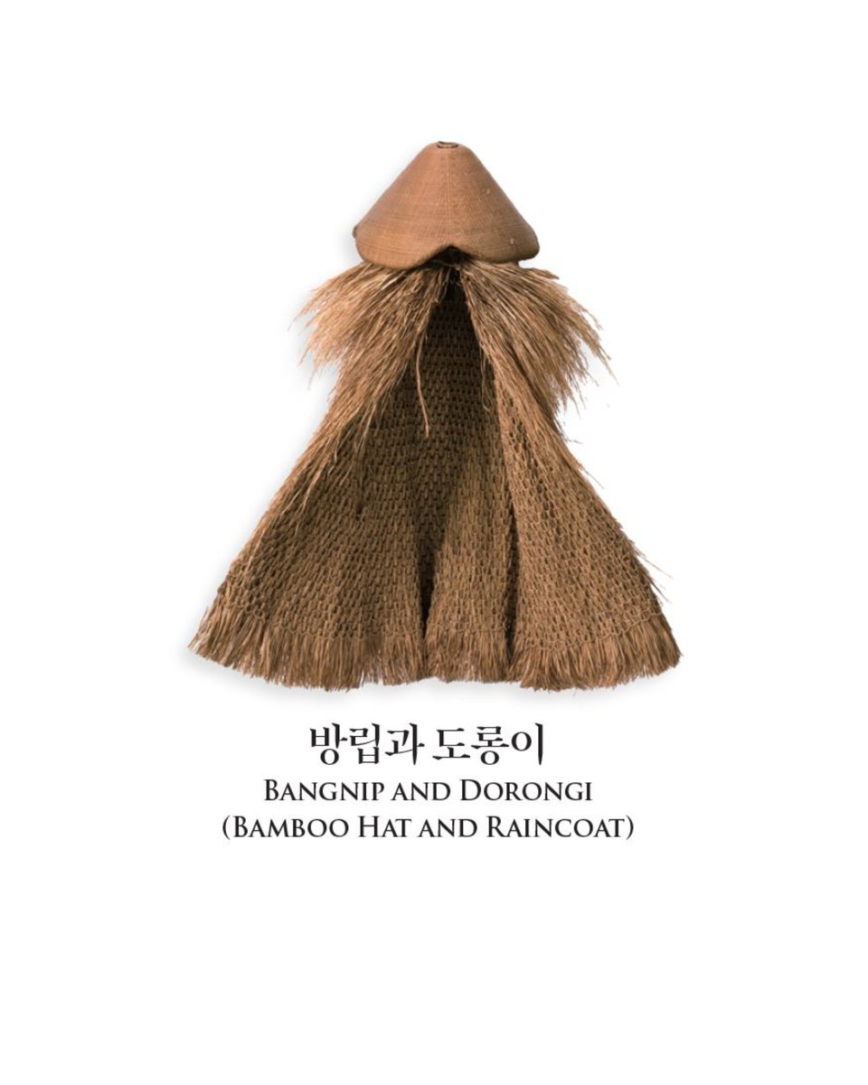 tnfmk's tweet photo. 시간이 참 빨라요,
어느덧 일 년의 절반이 지나가는 6월이 다가와요.!!

뜨거운 여름이 다가오며 옷차림은 가벼워지고 있는데
왜 이렇게 몸과 마음은 무겁기만 하죠 ;;🤧

하지만 마냥 슬퍼하고 있을 순 없죠!

2026년 6월에는 우리말로 수릿날이라고 부르는
가장 양기가 강한 날인 '단오'가 있습니다.

예부터 단오에는 다가오는 여름을 대비해 신체활동을 하고
액운을 씻겨 내리며
무더운 여름을 잘 견뎌내길 소망했죠.☀️

여러분도 일교차가 크고 날씨도 변덕스러운 요즘이지만
몸과 마음을 잘 다스리며
다가오는 여름을 국립민속박물관과 함께
잘 준비해 보아요!💓

🔔 6월 19일 '단오' 행사 개최

📢 국립민속박물관 관람시간: 3월~10월 09:00~18:00
📢 야간연장개관: 3월~10월 매주 수요일 09:00~20:00

📢 국립민속박물관 파주: 화요일~일요일 10:00~18:00 (매주 월요일 휴관)

*답글에서 배경화면 원본 다운로드 가능

✨2026년 6월의 소장품 <방립과 도롱이>
민속 2433 · 지름 59 × 높이 38 센티미터(cm)
민속 183 · 너비 50 × 길이 125 센티미터(cm)

방립은 비나 햇볕을 막기 위해 머리에 쓰는 창이 넓은 모자입니다. 중앙 부분이 오목한 원뿔 형태로, 내부 상단에는 머리에 걸쳐 얹을 수 있게 미사리가 달렸습니다. 도롱이는 비가 올 때 젖지 않도록 몸에 두르는 우비의 일종입니다. 짚풀을 날로 삼아 촘촘하게 결어 속을 만들고, 외면에 짚풀 줄기를 길게 드리운 형태로 빗물이 스며들지 않고 흘러내리도록 만들었습니다.