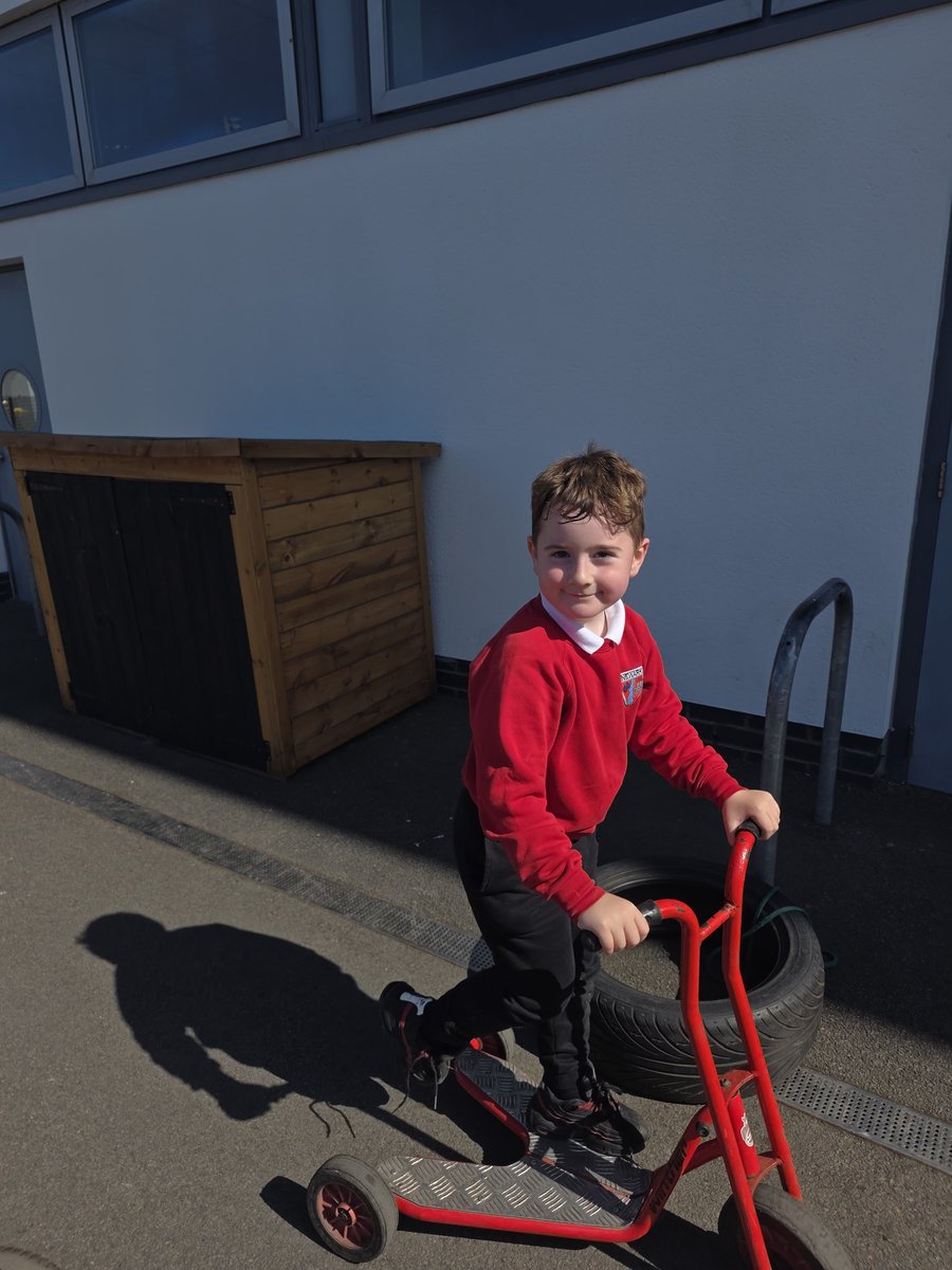 MrsLow98's tweet photo. On Tuesday, we enjoyed the sun and explored different materials, forces and performed for others. https://t.co/rVJycvES3I