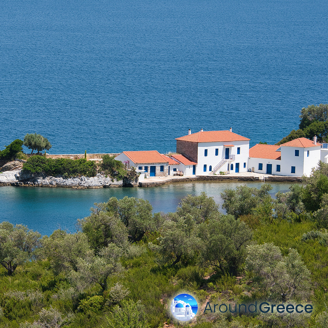 AroundGreece's tweet photo. Jasteni in Pelion feels hidden away from the rest of the world. Dense greenery spills down toward clear blue water, creating a coastline that feels wild, peaceful, and untouched.

❤️ Tag #aroundgreece
❤️ Follow @aroundgreece

https://t.co/5kWx1HnpSw

#Pelion #Greece https://t.co/sXElmpDvXw