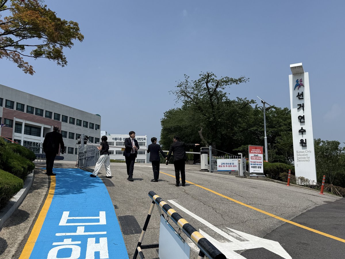 parkjoohyeon79's tweet photo. 박사님과 대사님과 함께 한국의 문제많은 사전투표소와 선거연수원을 방문했습니다 https://t.co/JjYoeRmAdH