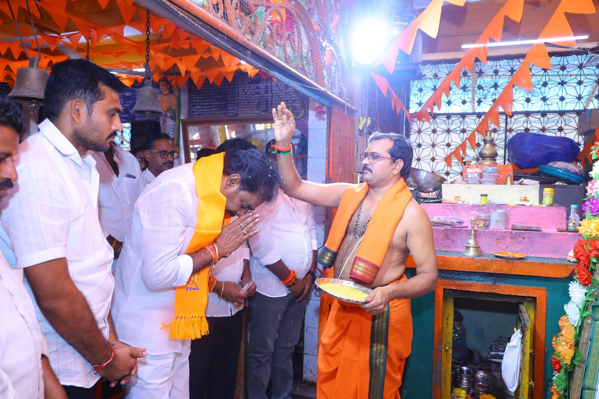 PrkYsrcp's tweet photo. వెల్దుర్తి మండలం శిరిగిరిపాడు గ్రామంలో వెలసియున్న శ్రీ వీరాంజనేయస్వామి వారిని దర్శించుకొని ప్రత్యేక పూజా కార్యక్రమాలలో పాల్గొని, వేద పండితుల ఆశీర్వచనాలు అందుకుని, స్వామివారి తీర్థప్రసాదాలను భక్తిశ్రద్ధలతో స్వీకరించడం జరిగింది. 

అలాగే ప్రజలందరూ సుఖసంతోషాలతో, ఆయురారోగ్యాలతో ఉండాలని స్వామివారిని ప్రార్థించడం జరిగింది.
#PinnelliRamaKrishnaReddy 
#PalnaduDistrictYSRCPPresident 
#YSJagan #YSRCP #PRKforPalnadu
