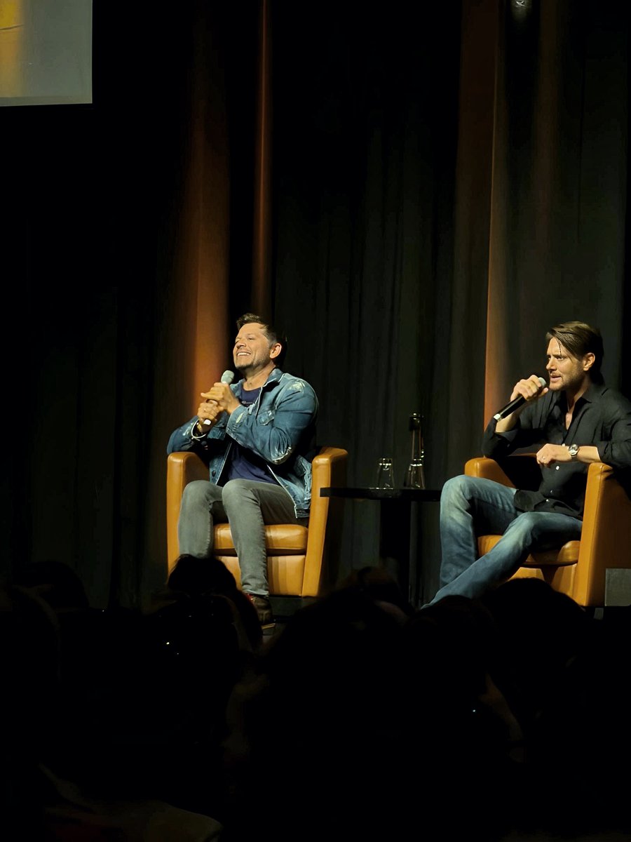 drowningtalie's tweet photo. I think I'm almost done with posting <3 but some sweet moments.
#PurCon11 #JensenAckles #JaredPadalecki #MishaCollins #MarkShepherd #RuthConnell https://t.co/PiW698vsKG
