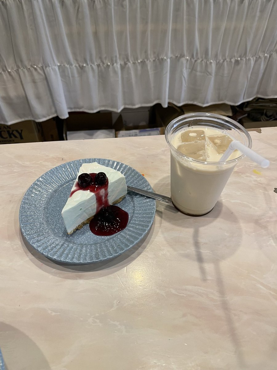 butayaro44's tweet photo. ラストエスカフェ🍽️
下手なコンカフェ嬢より話が面白いたけをさんとチャージ料なしでゆっくり話せる最高の場が終わりを迎えてしまった…
でも最後に会えてよかった！
今日も安定の美味しさでご馳走様でした🙏
これから食べられなくなると思うとほんと悲しい😭
少し早いですけど4年間⁇お疲れ様でした！ https://t.co/aKEfL4qpTD