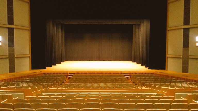 family_auto_ky's tweet photo. 【イベント予定】
『貝塚市コスモスシアター大ホール』
〈開催日〉9月12日(土)
<開催場所>大阪府貝塚市
<最寄駅>「水間鉄道　市役所前駅」下車徒歩5分
#ラコロールコスモスシアター
#ラコロール
お久しぶり開催第二弾！
大きい舞台、舞台袖、美しいホワイエ♪屋外はコスモスシアターと市役所の敷地内、水間鉄道さんの市役所前駅での撮影オッケー👌
外の大階段での撮影も復活！
詳細アップまで少しお待ちください！