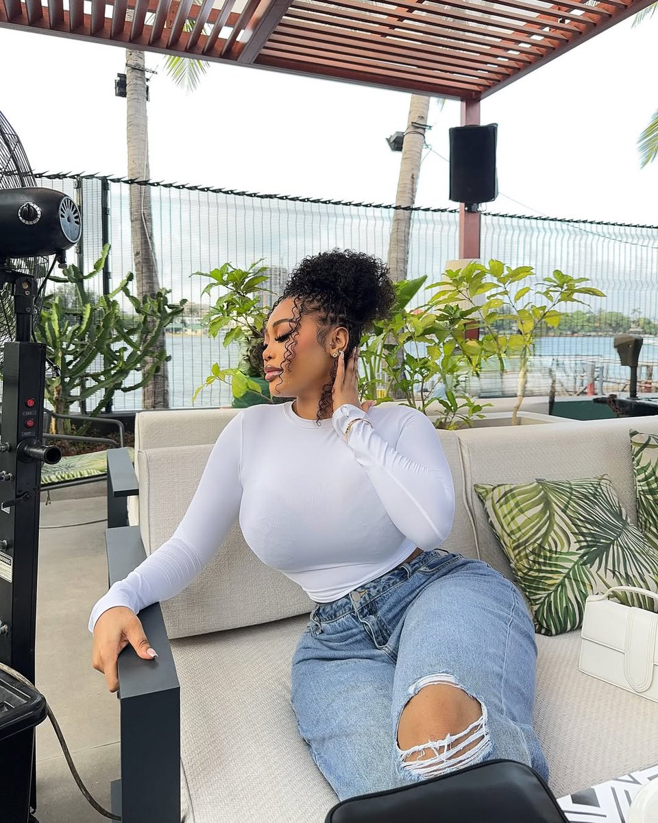 Lilian_davids's tweet photo. blue jean and a white top..🤍 https://t.co/VmILGB7D9Y