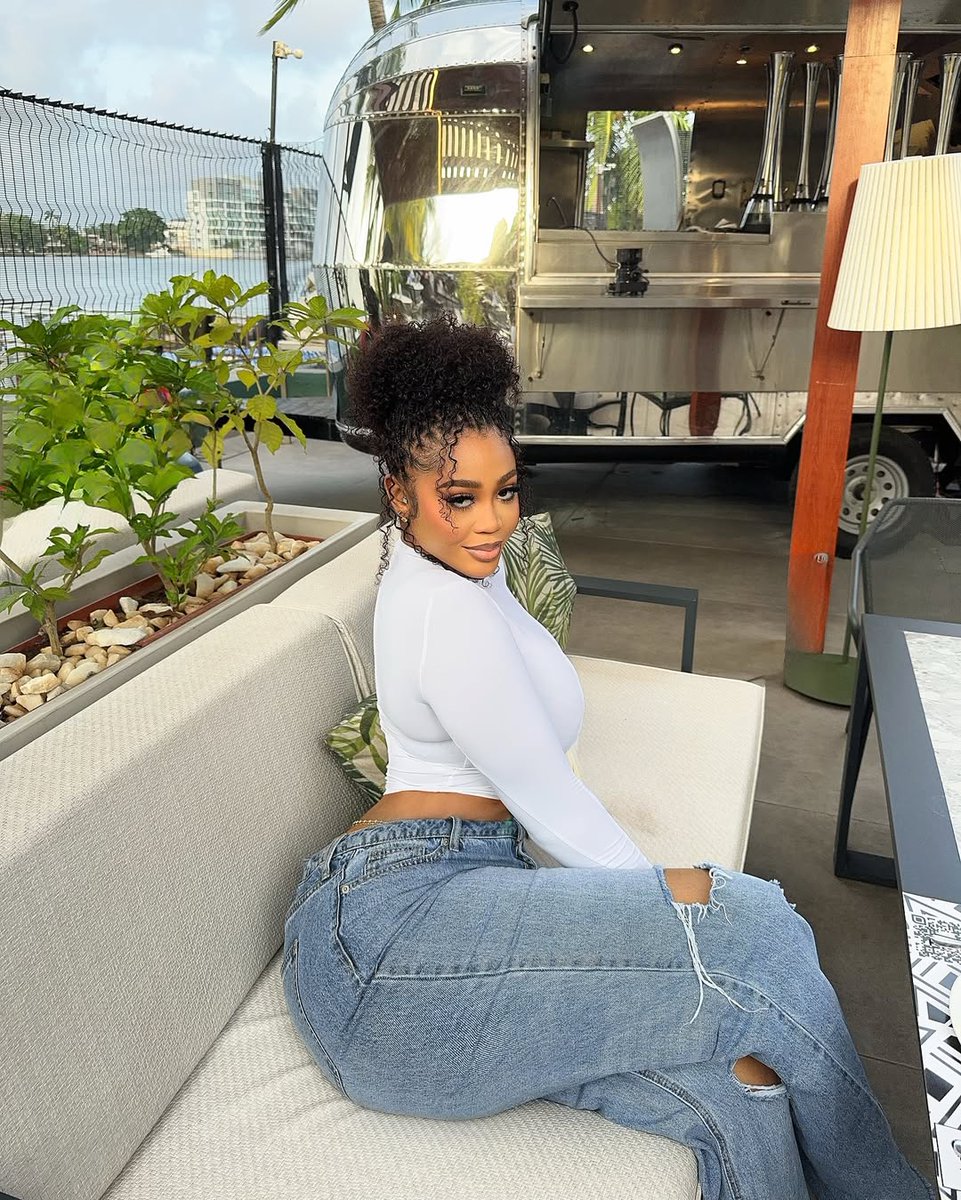 Lilian_davids's tweet photo. blue jean and a white top..🤍 https://t.co/VmILGB7D9Y