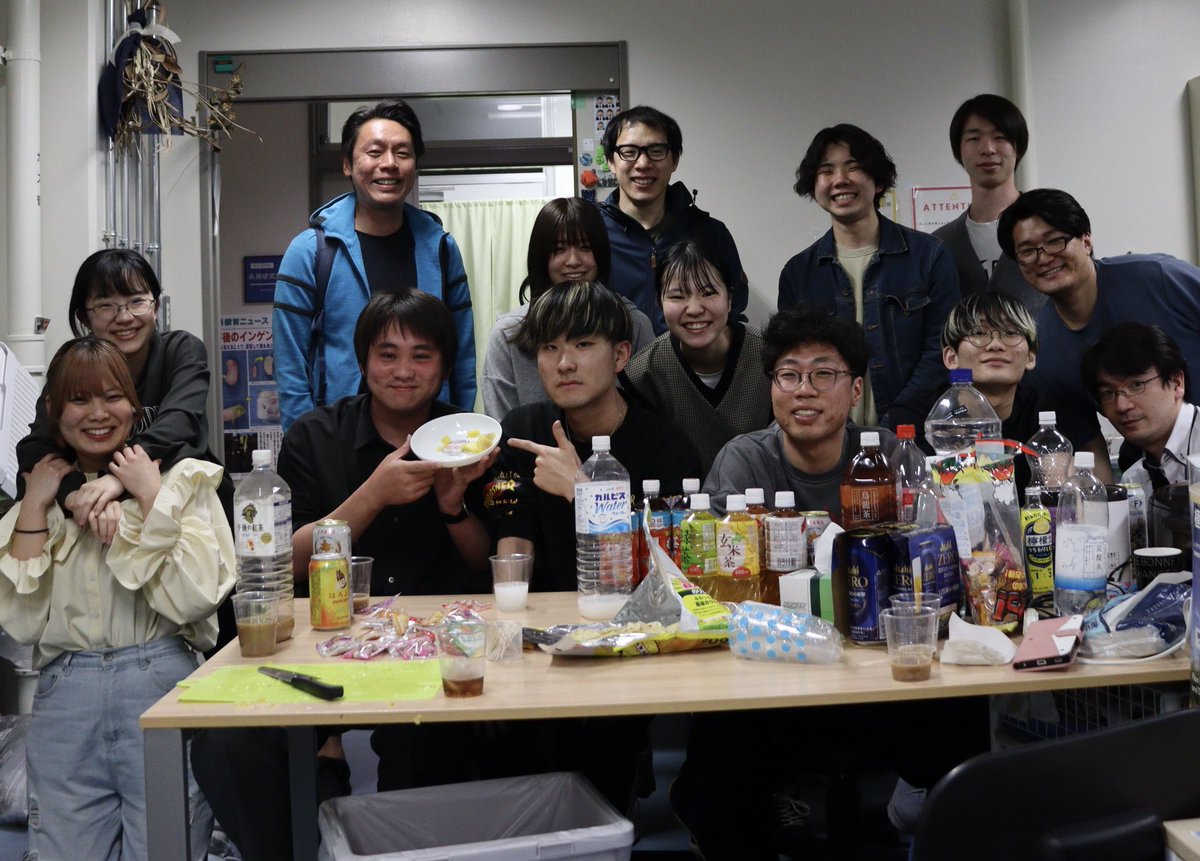 YokawaL's tweet photo. 5月26日は、北海道大学の島崎先生がラボに来てくださり、セミナーとBBQを行いました。学生さんが島崎先生の興味深い研究に、BBQの時間でもディスカッションを行っていました。
本当にお越しいただきありがとうございました！ https://t.co/cP80ZajZ9M