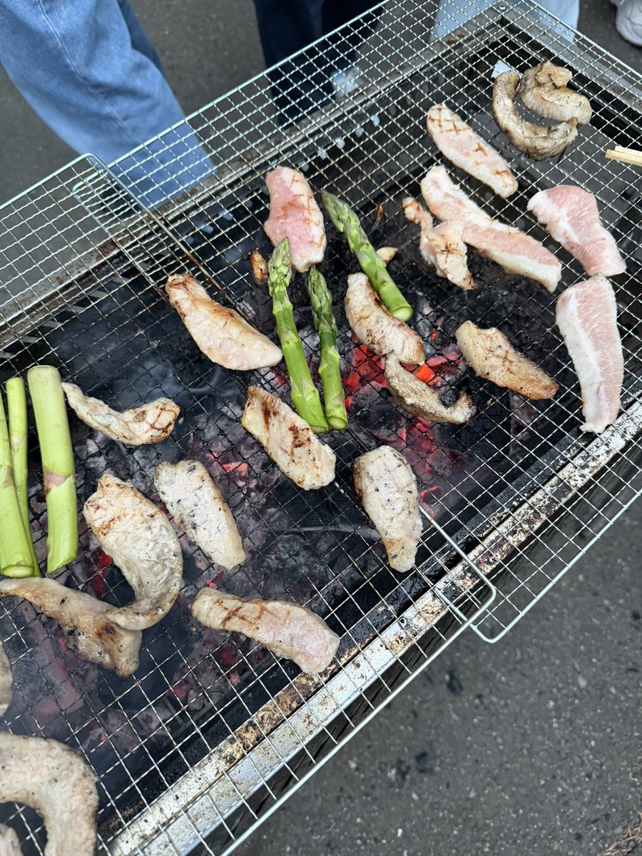 YokawaL's tweet photo. 5月26日は、北海道大学の島崎先生がラボに来てくださり、セミナーとBBQを行いました。学生さんが島崎先生の興味深い研究に、BBQの時間でもディスカッションを行っていました。
本当にお越しいただきありがとうございました！ https://t.co/cP80ZajZ9M